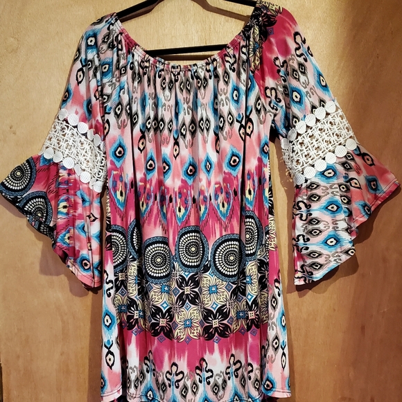 Win Win Pinwheel Bell Sleeve Ladies Tunic - Picture 2 of 4